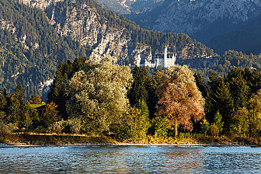 新天鹅堡,城堡,远眺,湖,山峦,靠近,斯瓦比亚,巴伐利亚,德国,欧洲