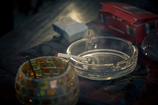 照亮,香烟,玻璃,烟灰缸