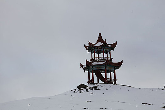 新疆哈密,入秋第一场雪,美翻了东天山