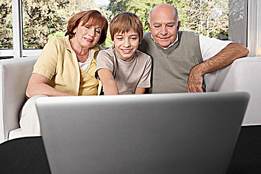 男孩,坐,祖父母,笔记本电脑