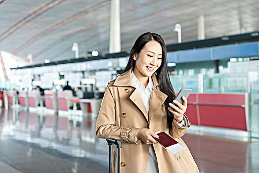 商务女子在机场使用手机