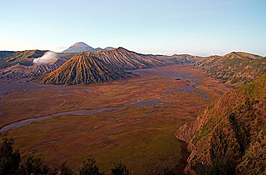 婆罗摩火山,烟,攀升,右边,背影,火山,国家公园,爪哇,印度尼西亚,亚洲