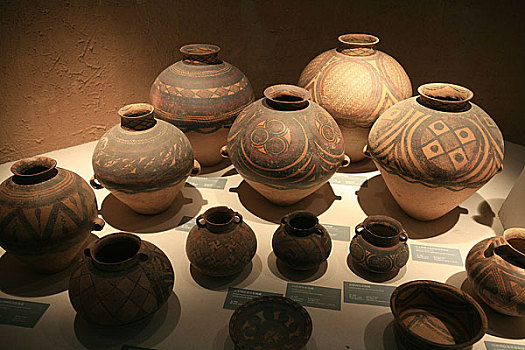 甘肃博物馆内展出的马家窑陶器