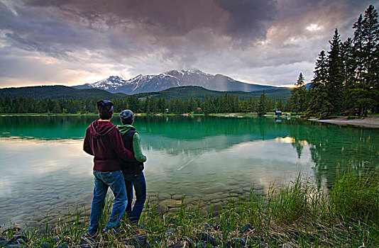 伴侣,享受,湖,金字塔,落基山脉,靠近,艾伯塔省,加拿大
