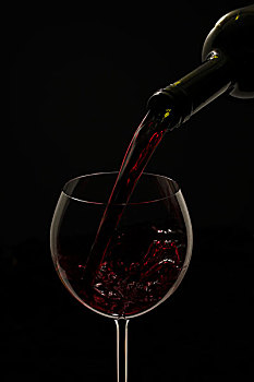红酒,倒出,玻璃杯,黑色背景,棚拍