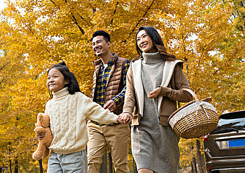 快樂(lè)的一家三口自駕旅行