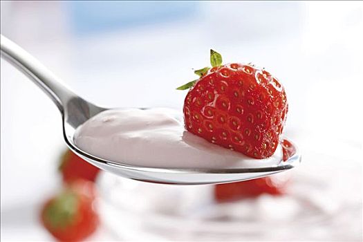 草莓酸奶,勺子