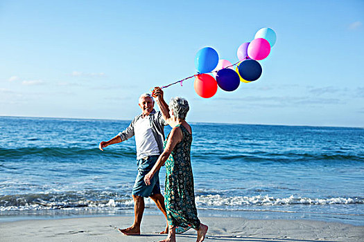 老年,夫妻,拿着,气球,海滩