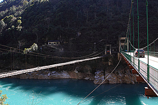 怒江大峡谷的吊桥