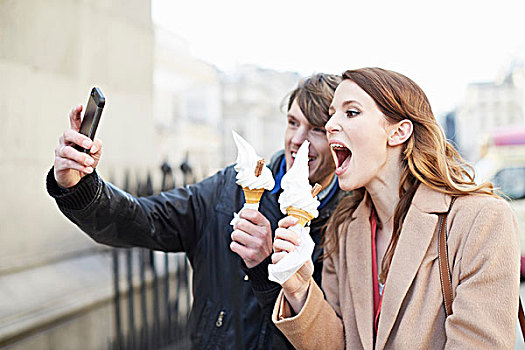 情侣,冰激凌蛋卷,智能手机,伦敦,英国