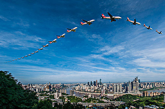 四川航空的飞机正飞越重庆市上空