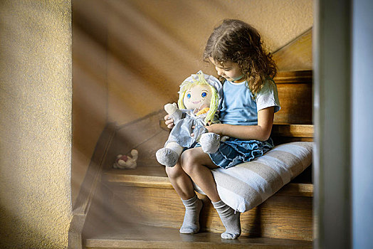 女孩,4岁,坐,娃娃,楼梯,德国,欧洲