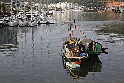 三亚河上的渔船,海南三亚