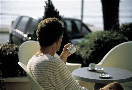 一个,男人,坐,桌子,户外,喝,浓咖啡