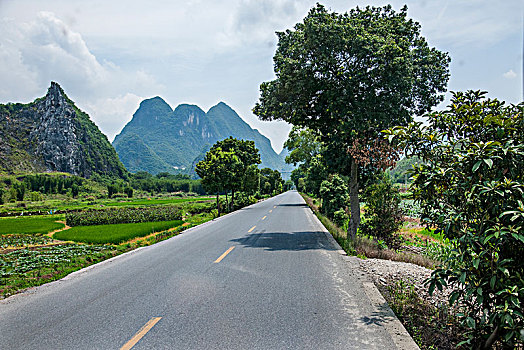 山谷中的国道公路