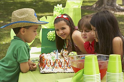 四个孩子,生日派对,公园