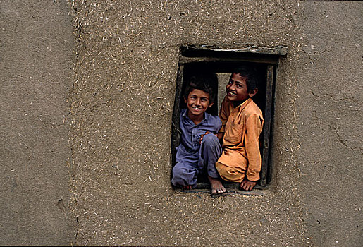 男孩,玩耍,窗户,泥,家,信德省,省,巴基斯坦,四月,2005年