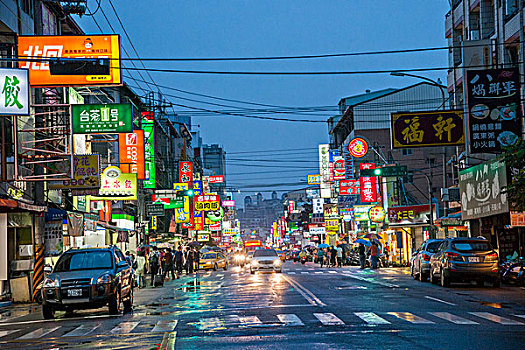 台湾台中市西屯区逢甲夜市前文华路夜景