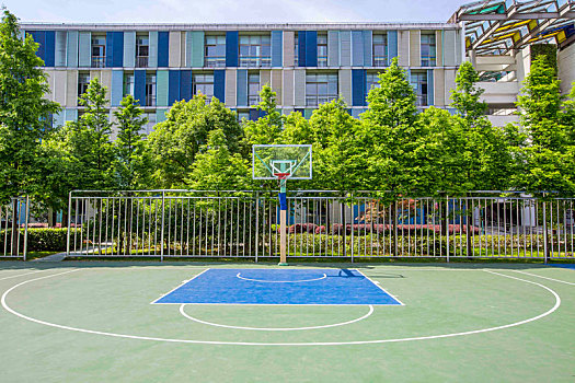 现代学校篮球场