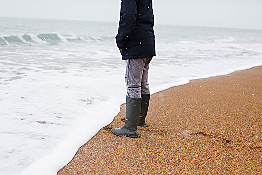 男孩,胶靴,站立,海洋,海浪,冬天,海滩