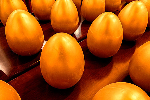 桌上摆放的金蛋,投资理财商业概念创意图