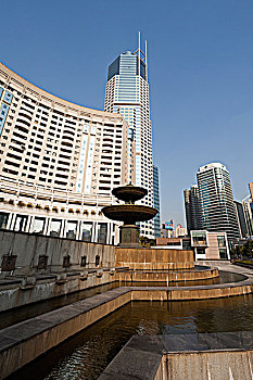 上海虹桥开发区的新世纪广场