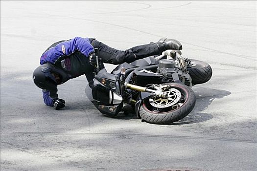 摩托车手,落下