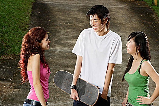 三个,青少年,交谈,男青年,拿着,滑板