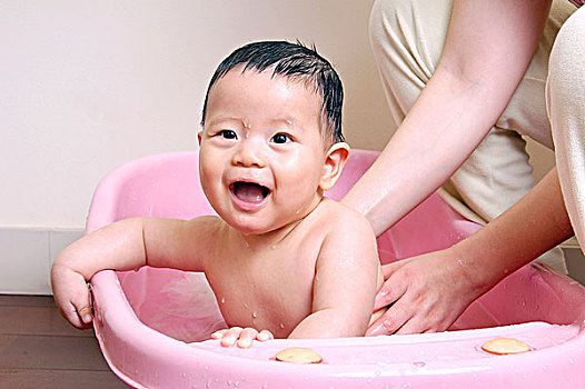 宝宝洗澡开心大笑