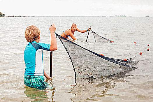 儿童,水中,渔网,萨尼伯尔岛,松树,岛屿,声音,佛罗里达,美国