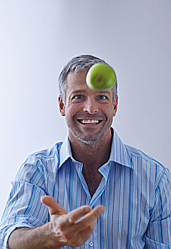 男人,中年,苹果,微笑,向上,头像,序列,40-50岁,岁月,衬衫,蓝色条纹,灰发,短发,营养,健康,水果,新鲜,富含维生素