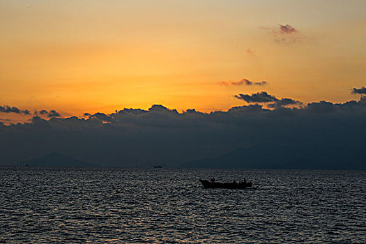 大海日出与渔船相映成景