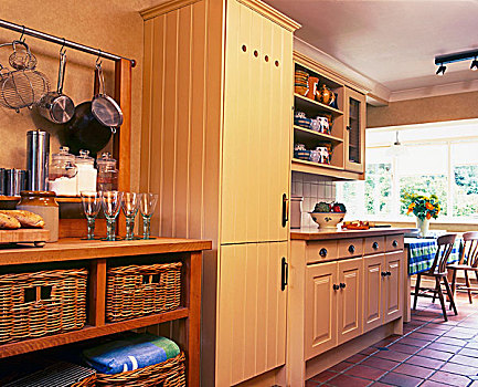 乳白色,厨房,木质,架子,靠近,柜子,前景,就餐区,背景