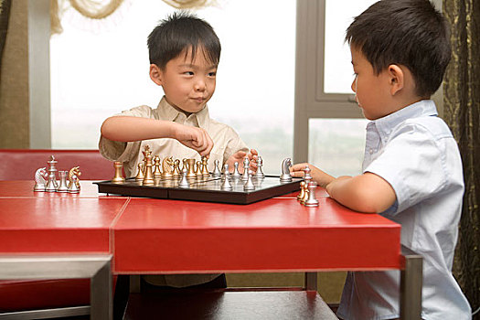 正在玩国际象棋的小孩