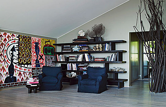 室内,黑色,软垫,扶手椅,正面,架子,彩色,墙壁彩绘
