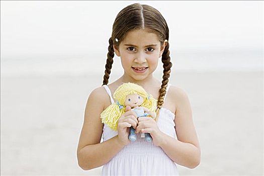 一个,女孩,肖像,站立,海滩,拿着,娃娃