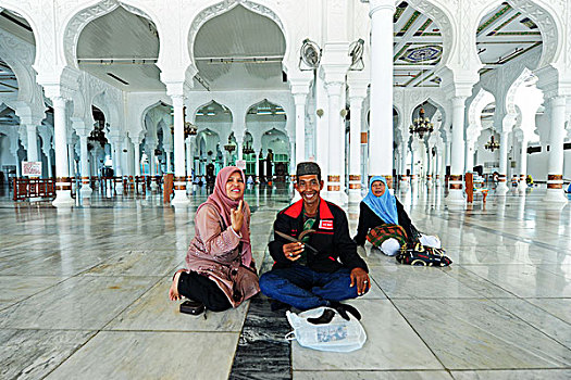 indonesia,sumatra,banda,aceh,couple,showing,knife,inside,the,baiturrahman,grand,mosque,mesjid,raya