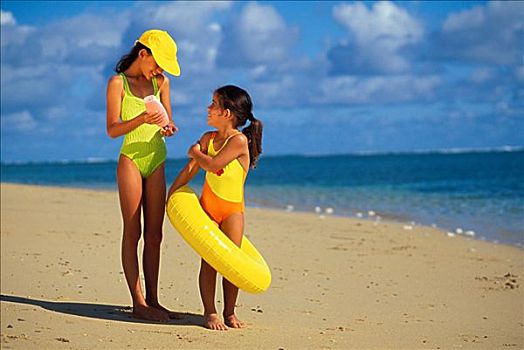 施用,防晒霜,海滩,一个,拿着,黄色,内胎