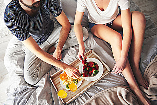 情侣,放松,床,吃饭,草莓,俯视图