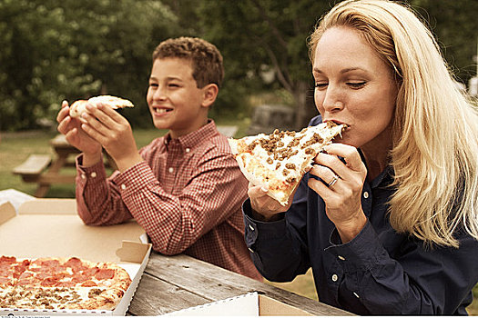 母亲,儿子,吃,比萨饼