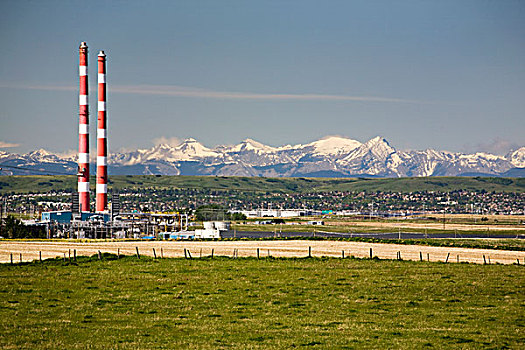 两个,红色,白色,条纹,烟囱,汽油,工厂,雪,尖,山,背景,蓝天,艾伯塔省,加拿大
