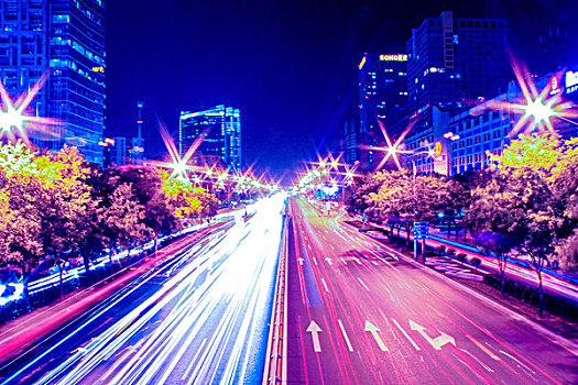夜晚城市道路上的车灯形成了美丽的光线
