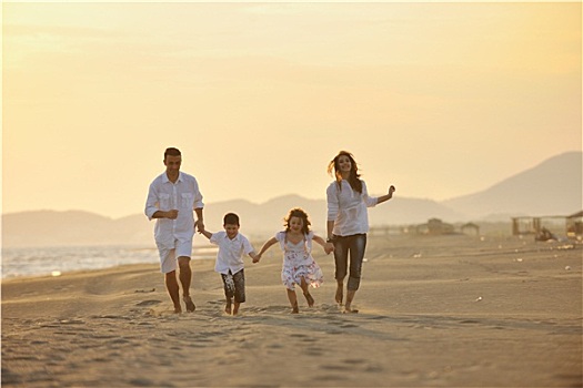 高兴,年轻家庭,开心,海滩