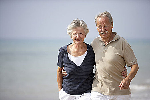 相爱,老年,夫妻,愉悦,微笑,搂抱,走,湖,养老金,退休,人,两个,老,老人,情侣,一对,退休老人,休闲服,健身,海滩漫步,夏天,一起,高兴