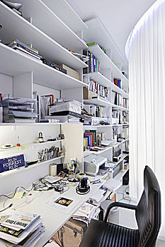 现代办公室,后面,帘,白色,架子,墙壁,书桌,黑色,办公椅