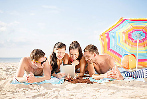 夏天,休假,度假,科技,高兴,人,概念,群体,微笑,平板电脑,伞,海滩