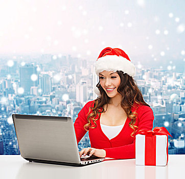 圣诞节,休假,科技,人,概念,微笑,女人,圣诞老人,帽子,礼盒,笔记本电脑,上方,雪,城市,背景