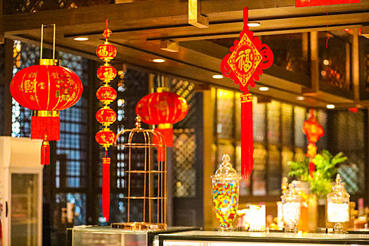 挂红灯笼和中国结的餐厅环境