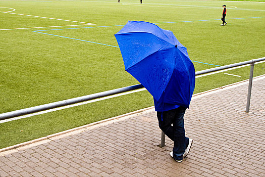 男人,伞,看,足球比赛