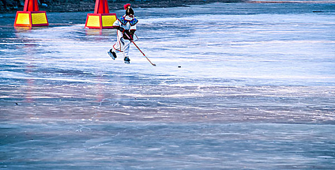 穿着清朝战袍的冰上曲棍球手在激打冰球